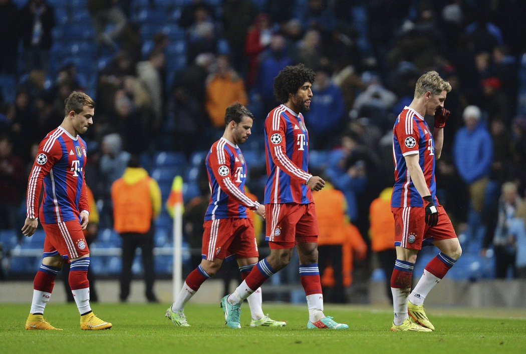 Zklamaní fotbalisté Bayernu opouští Etihad Stadium po poráce 2:3