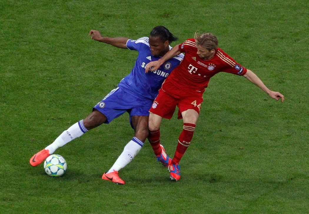 Dider Drogba bojuje o míč s obráncem Bayernu tymoshchukem ve finále Ligy mistrů