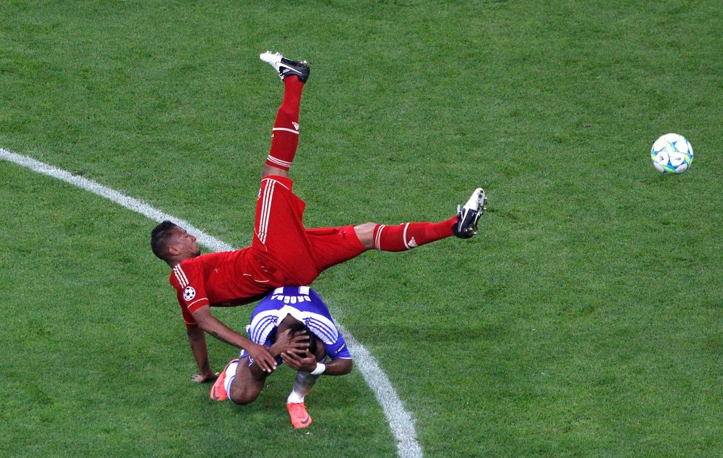 Didier Drogba (dole) padá po souboji s Boatengem ve finále Ligy mistrů