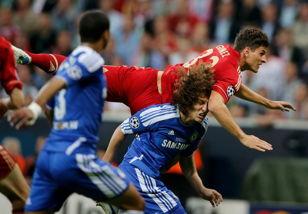 Kanonýr Bayernu Gomez se snaží proskočit přes obránce Chelsea ve finále Ligy mistrů