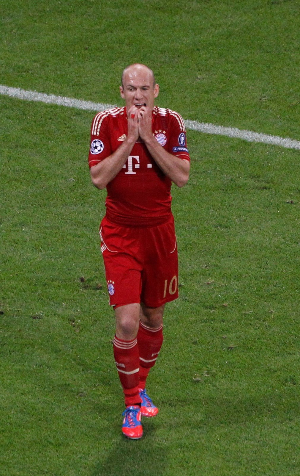 Arjen Robben po jedné ze zahozených šancí Bayernu v utkání proti Chelsea