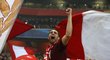Radost německého fanouška Bayernu Mnichov po jedné z branek do sítě Arsenalu