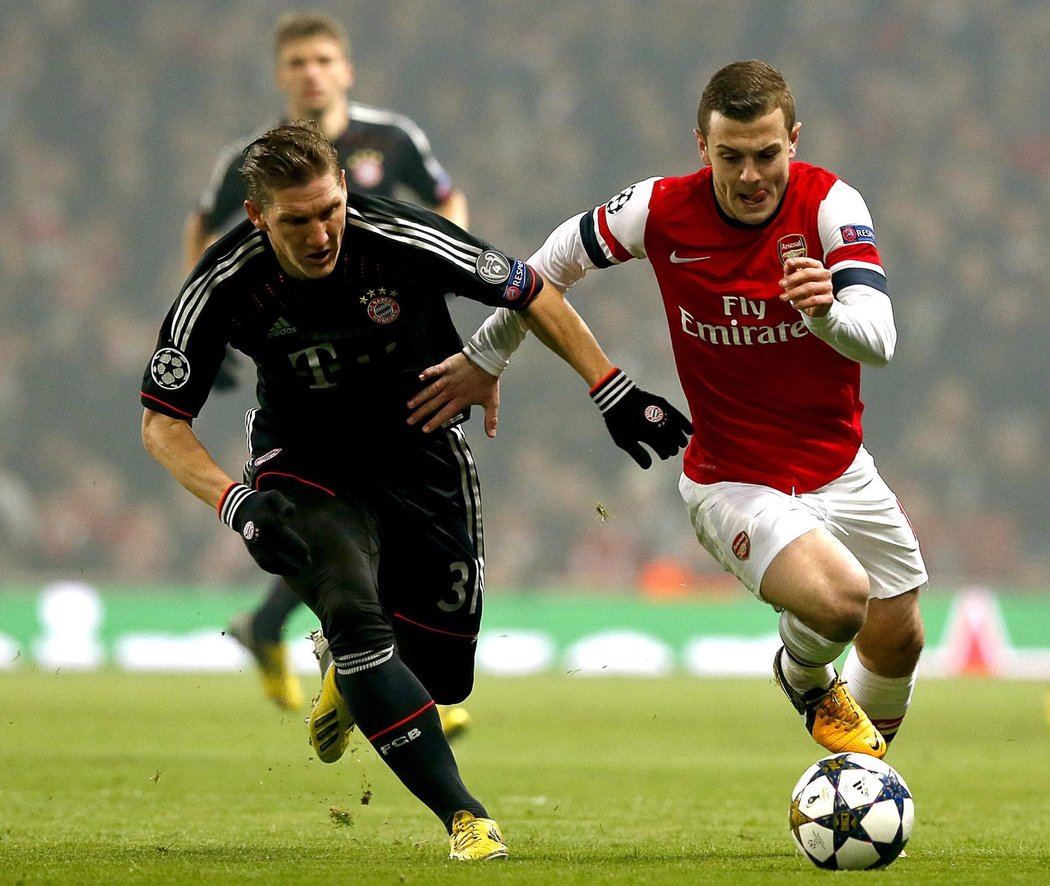 Bastian Schweinsteiger stíhá unikajícího Jacka Wilshiera z Arsenalu. Bayern vyhrál na půdě Arsenalu v Lize mistrů 3:1