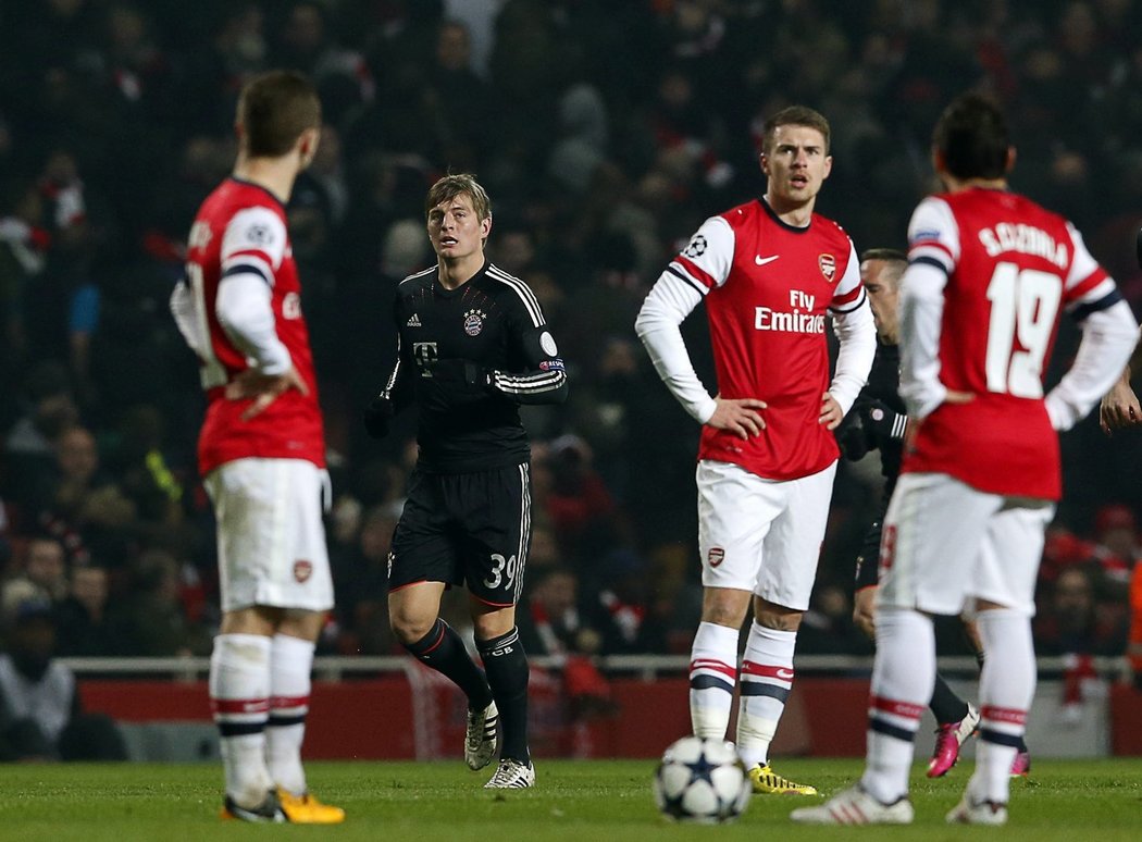 Hráči Arsenalu poté, co obdrželi gól z kopaček hráčů Bayernu Mnichov. Bayern vyhrál na půdě Arsenalu v Lize mistrů 3:1