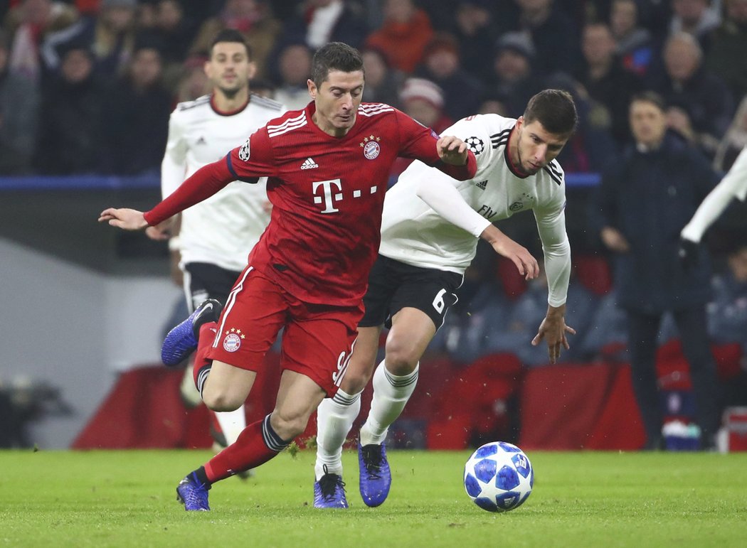 Útočník Bayernu Mnichov Robert Lewandovski v akci v zápase s Benficou Lisabon