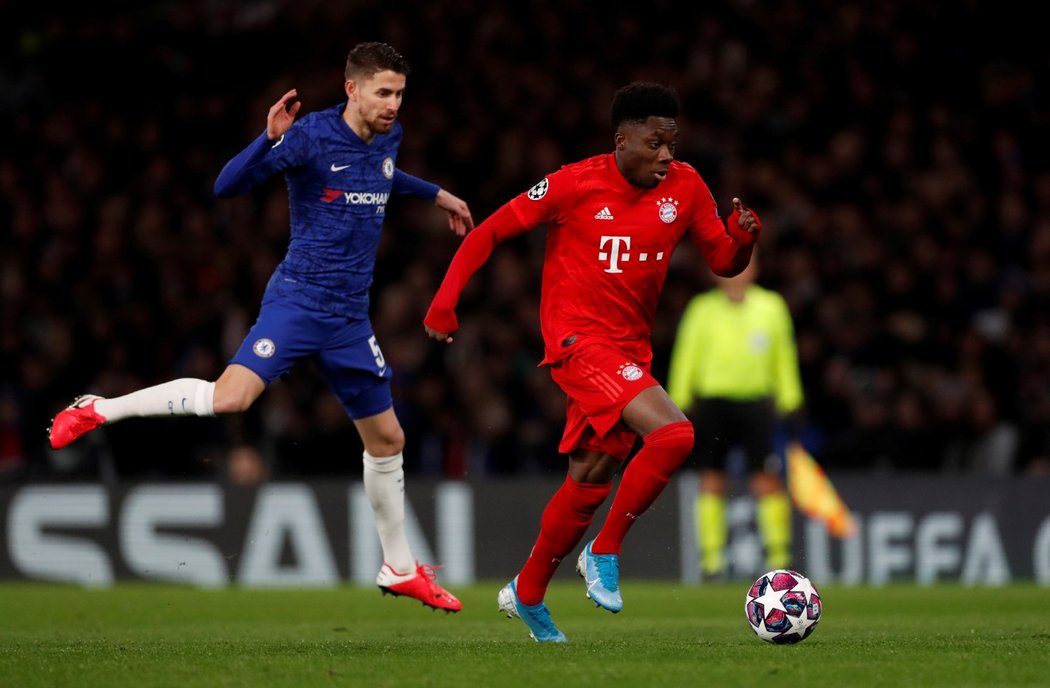 Alphonso Davies z Bayernu uniká Jorginhovi z Chelsea