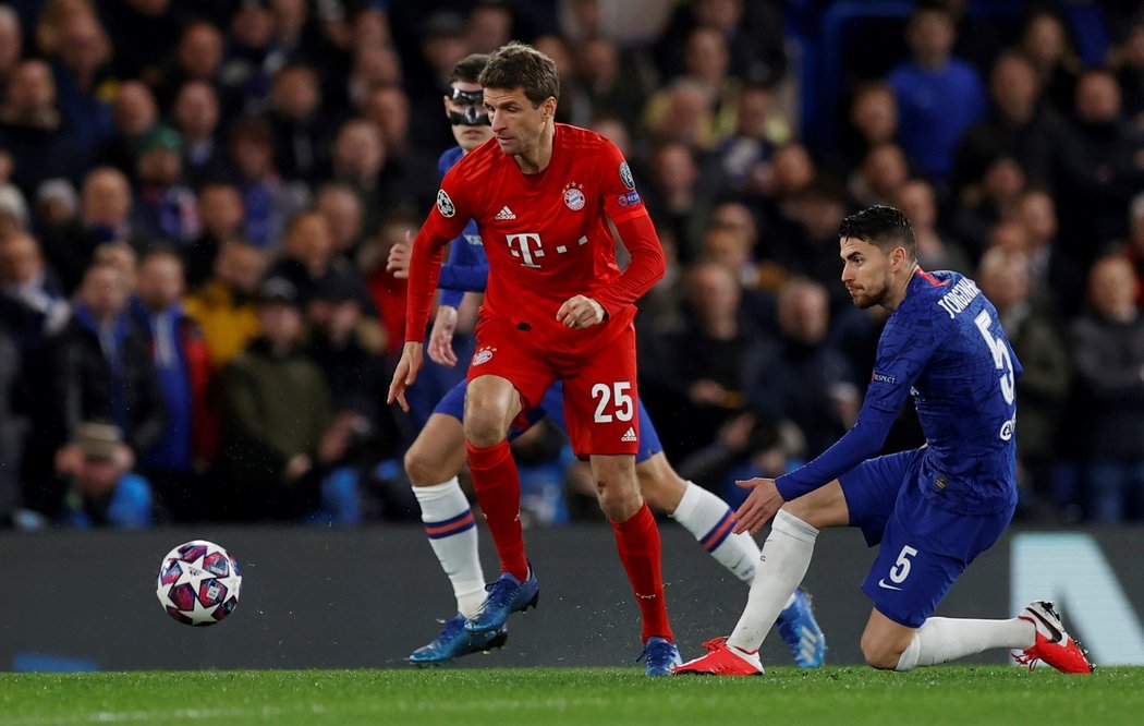 Thomas Müller z Bayernu se snaží pláchnout dvojici hráčů Chelsea