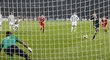 Hans-Jorg Butt z Bayernu Mnichov proměňuje penaltu proti kolegovi z Juventusu Gianluigi Buffonovi