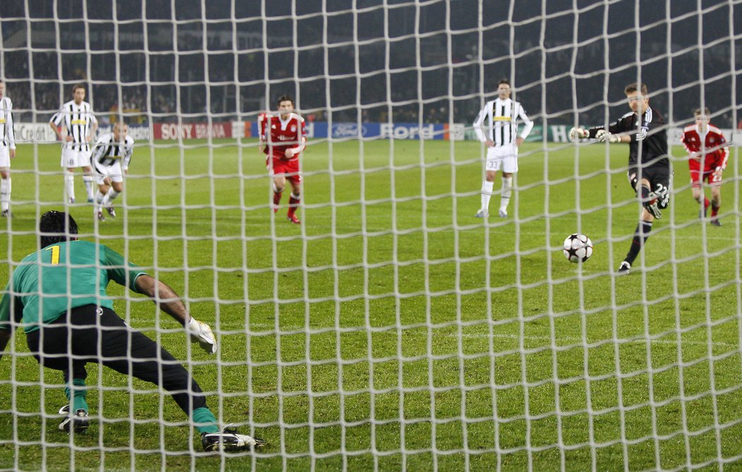 Hans-Jorg Butt z Bayernu Mnichov proměňuje penaltu proti kolegovi z Juventusu Gianluigi Buffonovi