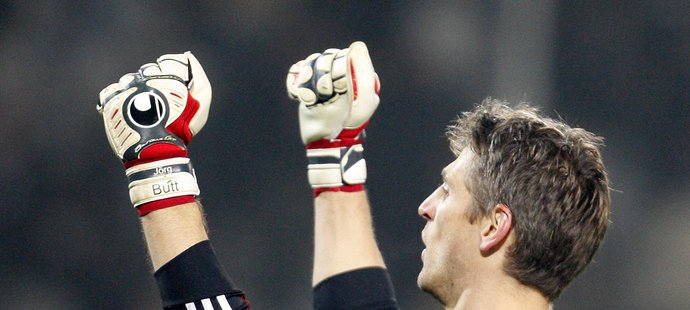 Gólman Bayernu Hans-Jorg Butt slaví gól do sítě Juventusu