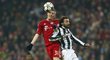 Vzdušný souboj klíčových mužů obou týmů - mnichovského Schweinsteigera a Pirla z Juventusu