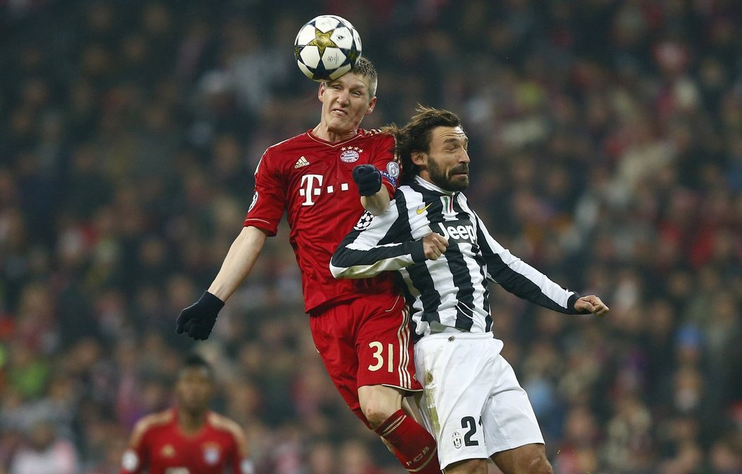 Vzdušný souboj klíčových mužů obou týmů - mnichovského Schweinsteigera a Pirla z Juventusu