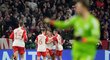Hráči Bayernu jásají po důležitém gólu