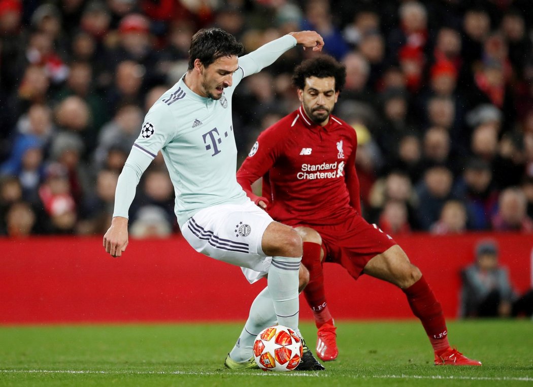 Stoper Bayernu Mnichov Mats Hummels je atakovaný liverpoolským útočníkem Mohamedem Salahem