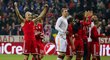 Fotbalisté Bayernu Mnichov slaví postup do semifinále Ligy mistrů, vlevo Arjen Robben