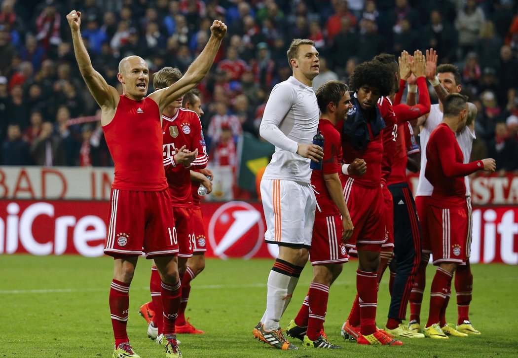 Fotbalisté Bayernu Mnichov slaví postup do semifinále Ligy mistrů, vlevo Arjen Robben