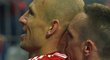 Franck Ribéry gratuluje Arjenu Robbenovi (vlevo) k jeho gólu na 3:1 proti Manchesteru United