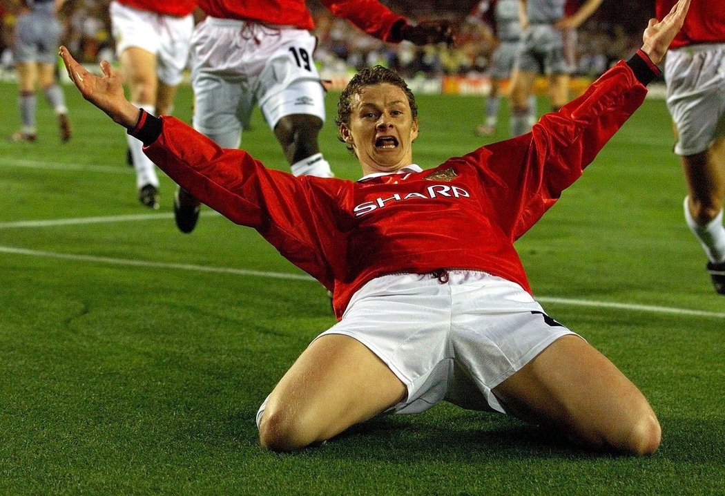 Ole Gunnar Solskjaer oslavuje gól, kterým rozhodl v roce 1999 o prvenství Manchesteru United v Lize mistrů v utkání s Bayernem Mnichov