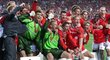 Fotbalisté Manchesteru United oslavují triumf v Lize mistrů v roce 1999