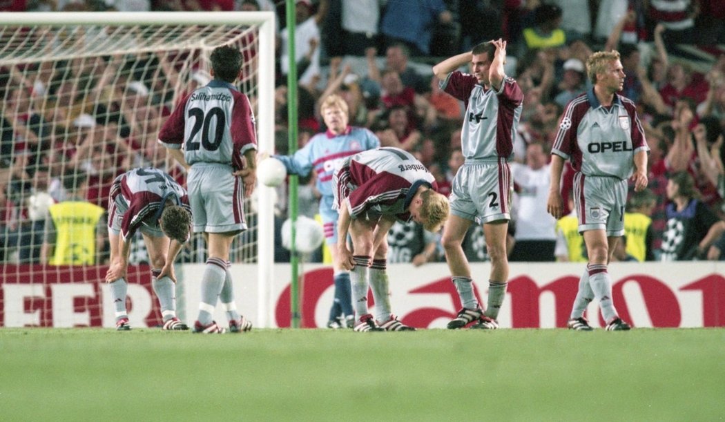 Zklamaní hráči Bayernu Mnichov po prohře ve finále Ligy mistrů v roce 1999 s Manchesterem United