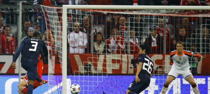 Patrice Evra (vlevo) právě vyslal nechytatelnou bombu na branku Bayernu Mnichov. Manchester United ovšem vedení neudržel...
