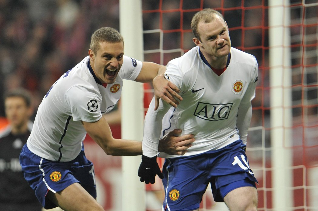 Nemanja Vidič se snaží chytit úspěšného střelce Wayna Rooneyho po prvním gólu do sítě Bayernu