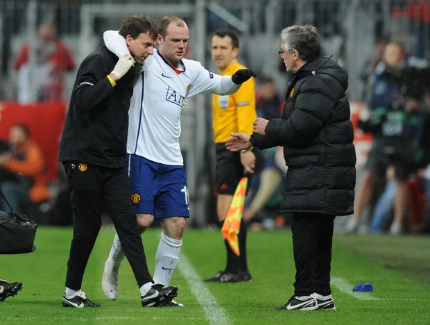 Lékaři pomáhají zraněnému Waynu Rooneymu Lékaři pomáhají zraněnému Waynu Rooneymu