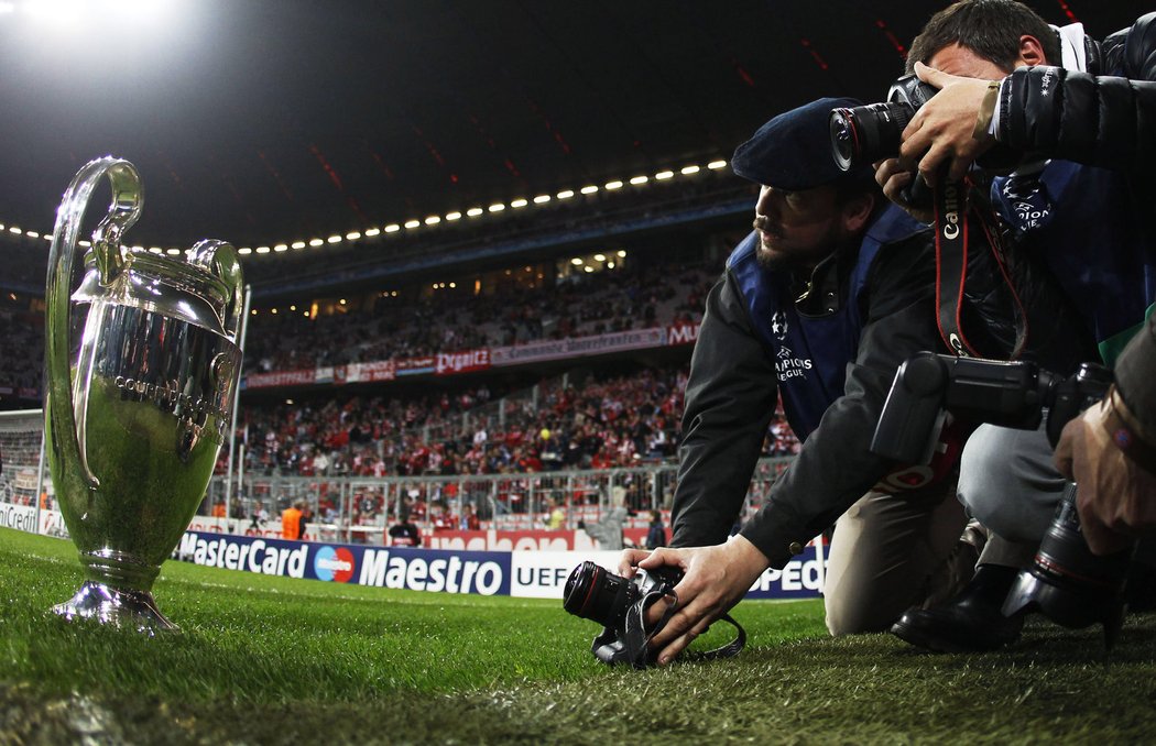 Focení trofeje pro vítěze Ligy mistrů, která byla na stadionu Bayernu Mnichov