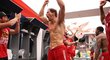 Fotbalisté Bayernu oslavují v šatně prvenství v Lize mistrů