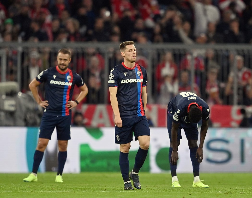 Lukáš Kalvach (uprostřed) během zápasu s Bayernem