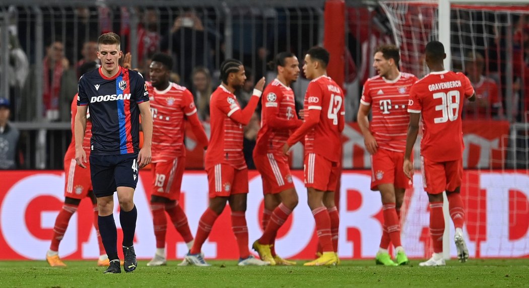 Zklamaný Libor Holík a za ním radující se hráči Bayernu