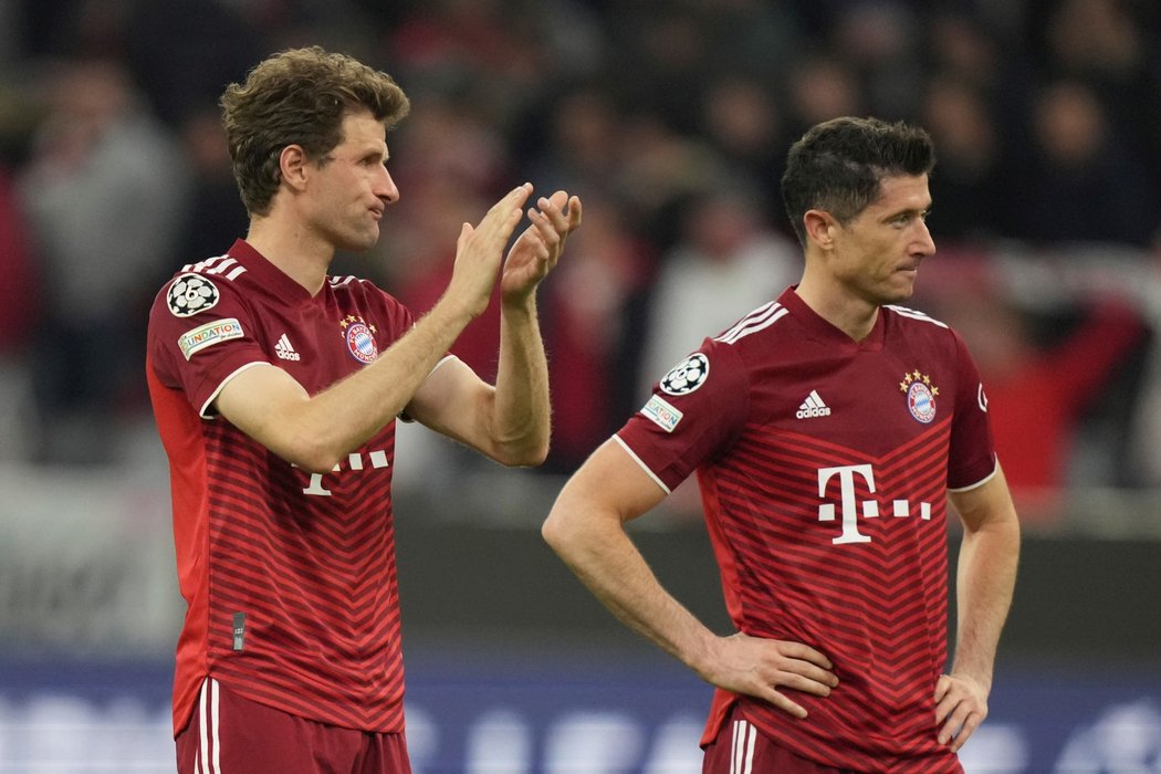 Smutní Thomas Müller a Robert Lewandowski po vypadnutí s Villarrealem