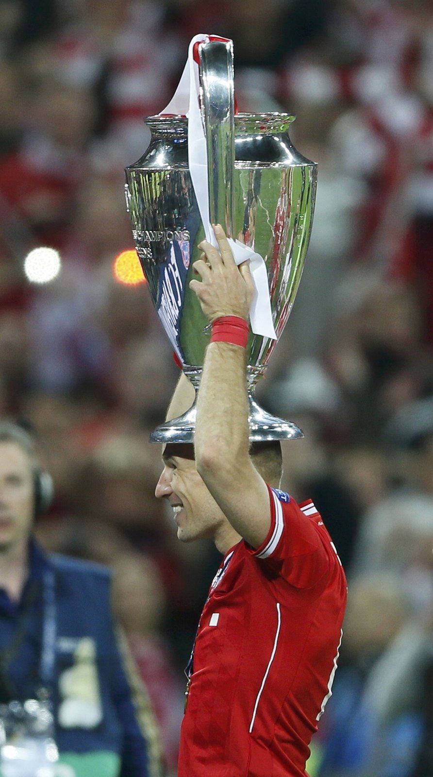 Střelec vítězného gólu Bayernu Arjen Robben se těší s pohárem pro vítěze Ligy mistrů. Bayern vyhrál nad Dortmundem 2:1