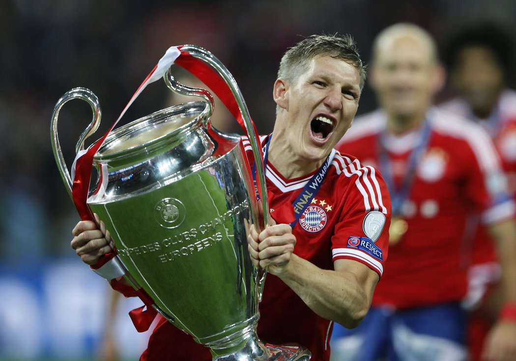 Fotbalisté Bayernu se dočkali vítězství v Lize mistrů. Ve finále vyhráli ve Wembley nad Dortmundem 2:1. S pohárem se těší Bastian Schweinsteiger