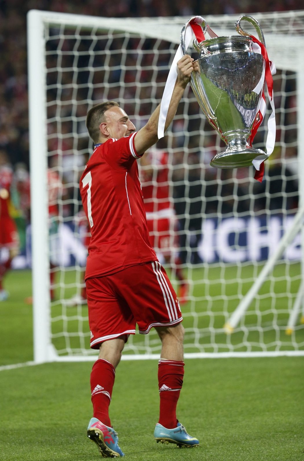 Frank Ribéry pobíhal po trávníku ve Wembley s pohárem pro vítěze Ligy mistrů. Bayern vyhrál nad Dortmundem 2:1