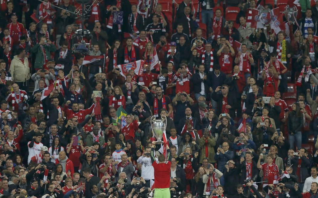 Fanoušci Bayernu Mnichov se užívali ve Wembley radosti z triumfu v Lize mistrů. Bayern vyhrál nad Dortmundem 2:1