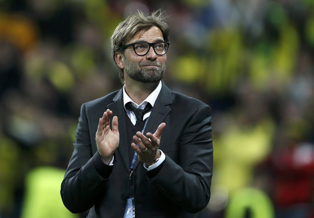 Trenér Dortmundu Jürgen Klopp tleská svým svěřencům. Hráči Borussie prohráli ve finále Ligy mistrů s Bayernem 1:2