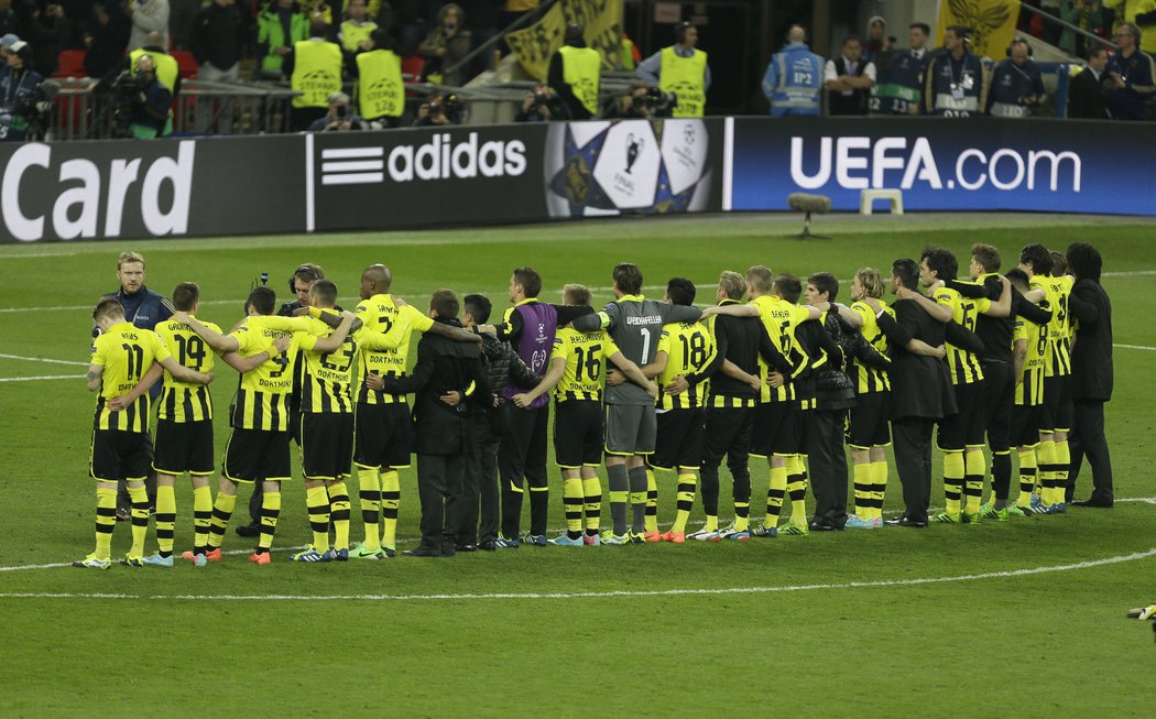 Fotbalisté Dortmundu děkují ve Wembley fanouškům za podporu ve finále Ligy mistrů. Po boji prohráli s Bayernem 1:2