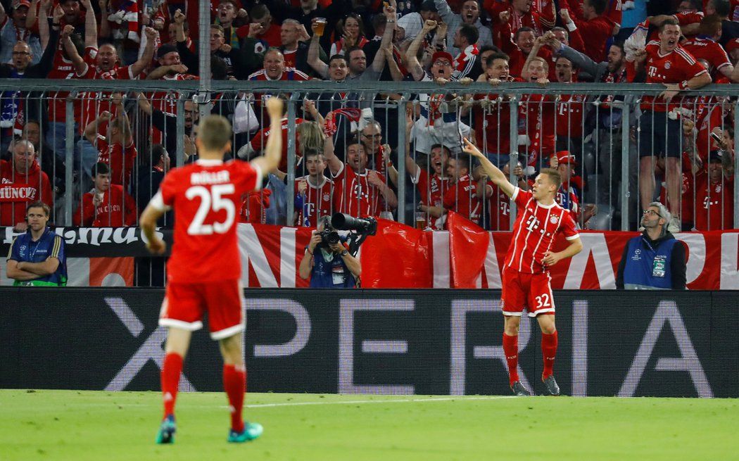 Mladý obránce Bayernu Joshua Kimmich otevřel skóre překvapivou střelou