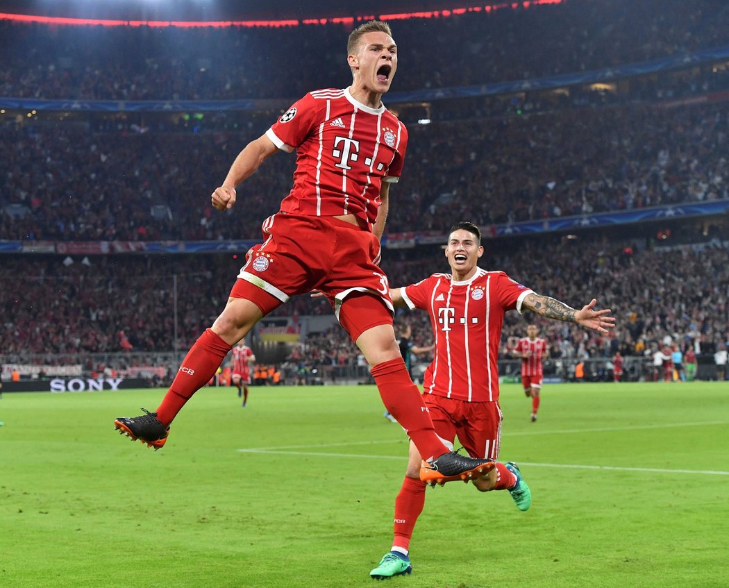 Obránce Bayernu Joshua Kimmich se raduje z úvodní trefy proti Realu