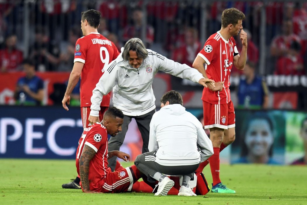 Stoper Bayernu Jerome Boateng musel střídat už během prvního poločasu kvůli zranění