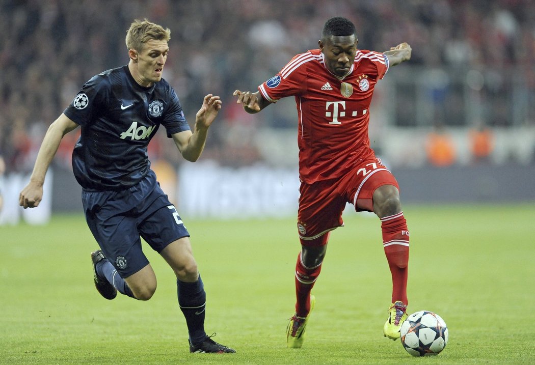 David Alaba z Bayermnu Mnichov se snaží utéct Darrenu Fletcherovi z Manchesteru United
