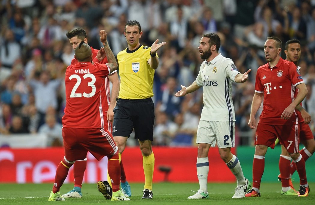 Rozhodčí nezvládli zápas Bayernu s Realem, Arturo Vidal a dva jeho spoluhráči si to pak s nimi přišli vyříkat