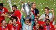 Fotbalisté Bayernu s trofejí pro vítěze Ligy mistrů