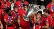 Fotbalisté Bayernu s trofejí pro vítěze Ligy mistrů
