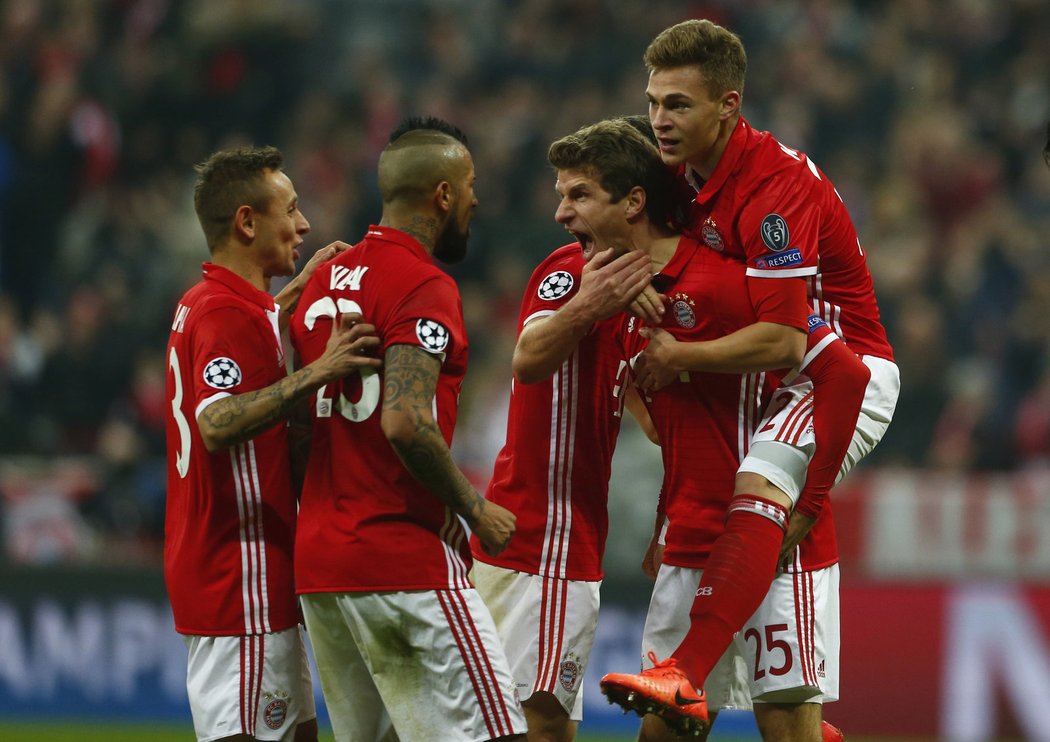 Thomas Müller nahradí zraněného Lewandowského na hrotu Bayernu