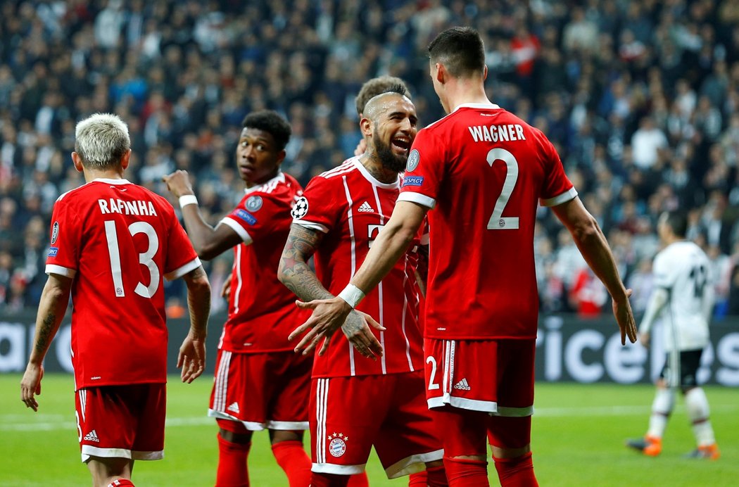 Gólová radost Bayernu po jedné ze tří branek na hřišti Besiktasu