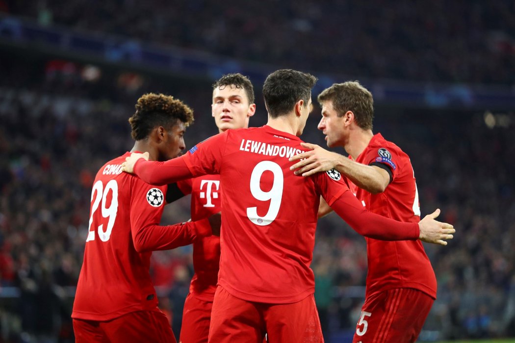 Fotbalisté Bayernu Mnichov oslavují gól Roberta Lewandowskiho proti Olympiakosu v Lize mistrů