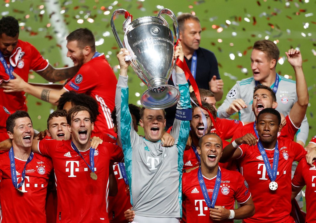 Fotbalisté Bayernu s trofejí pro vítěze Ligy mistrů