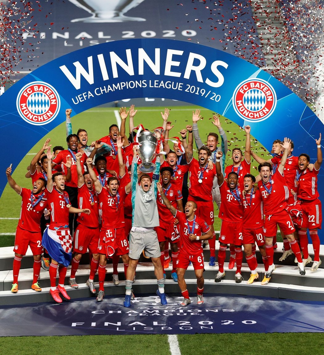 Fotbalisté Bayernu s trofejí pro vítěze Ligy mistrů